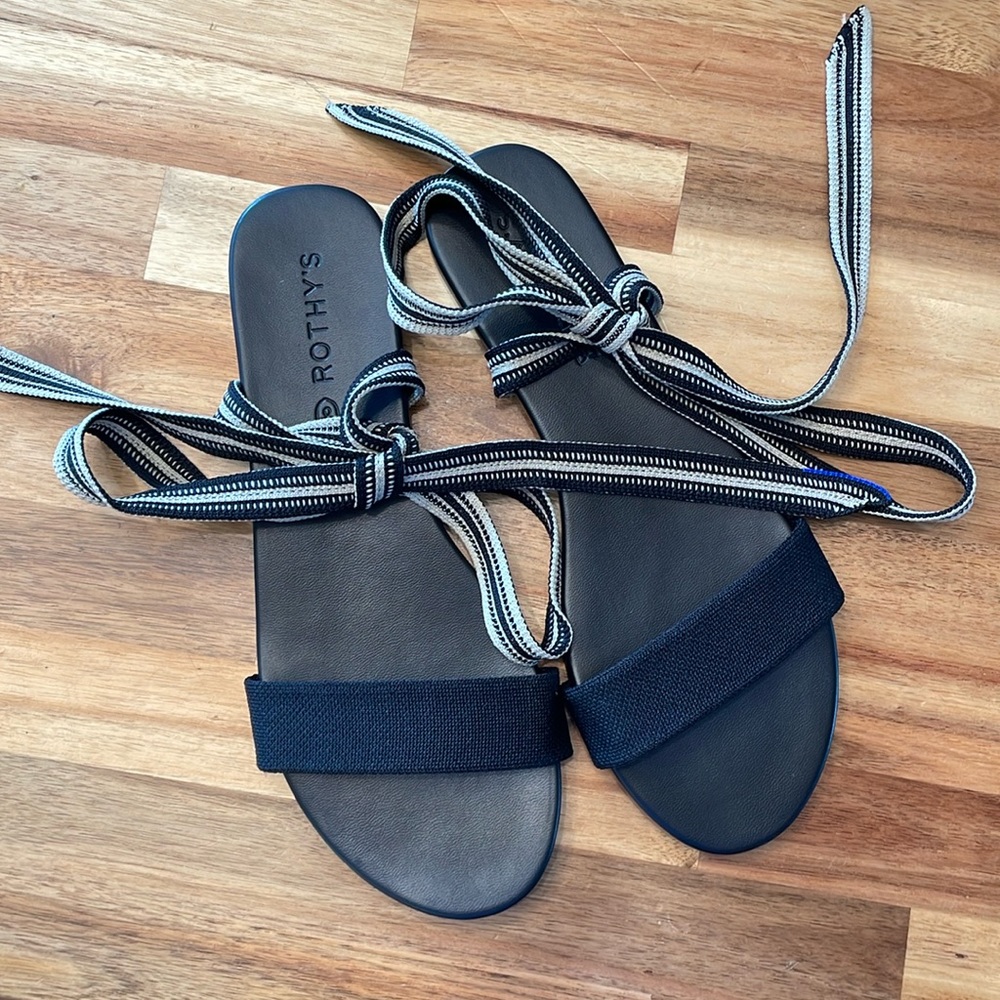 Adorable Black Rothy’s The Wrap Sandal size 8